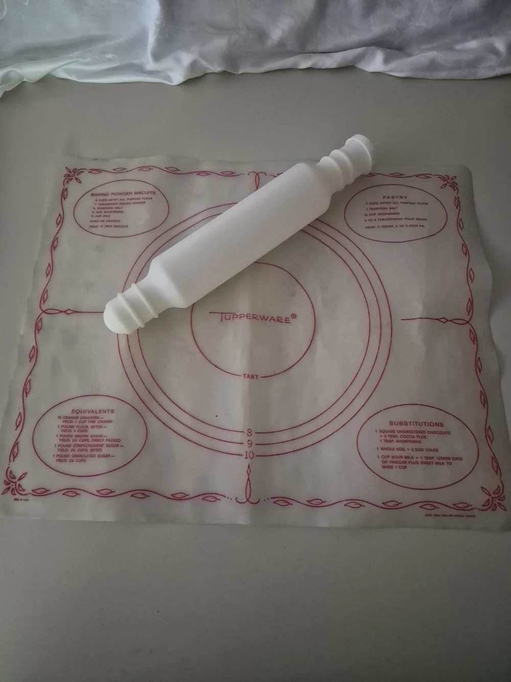 Tupperware Rolling Pin with Nonstick Baking Mat - White